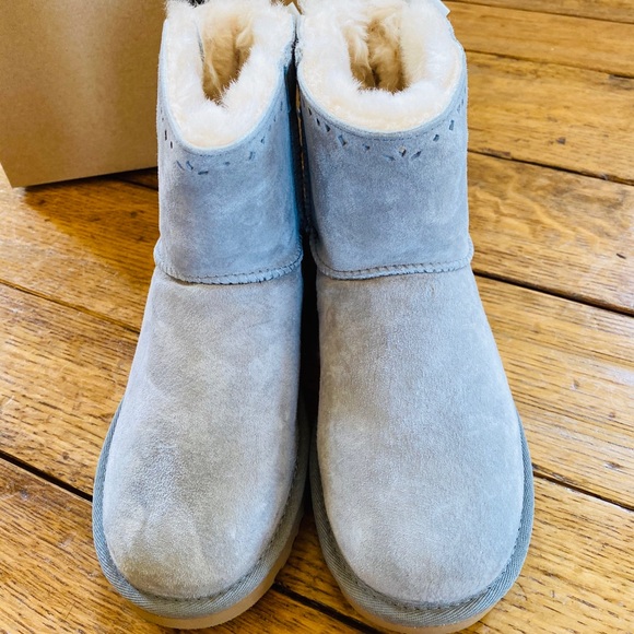 NIB UGG Women’s w dixi flora perforated boots - Picture 10 of 12